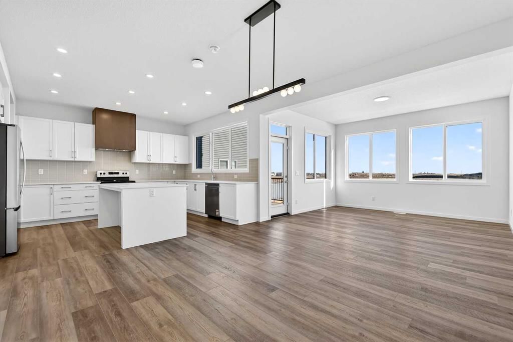 199 Corner Glen Crescent NE, Calgary — photo 5 of 19