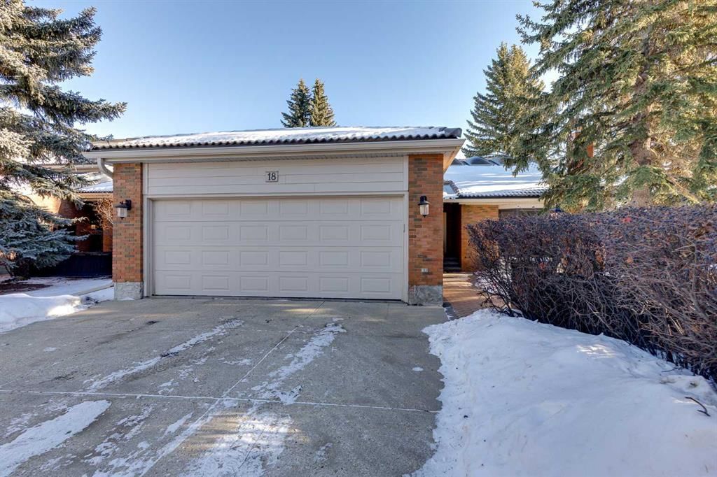 18, 35 Oakmount Court SW, Calgary — main listing photo