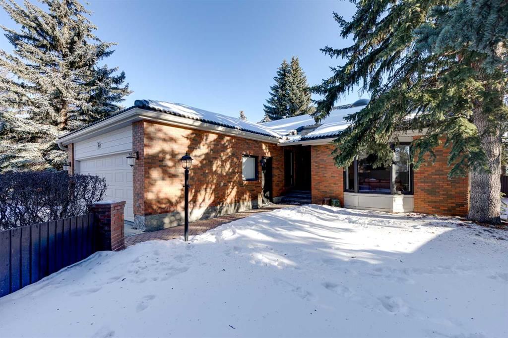 18, 35 Oakmount Court SW, Calgary — photo 2 of 49