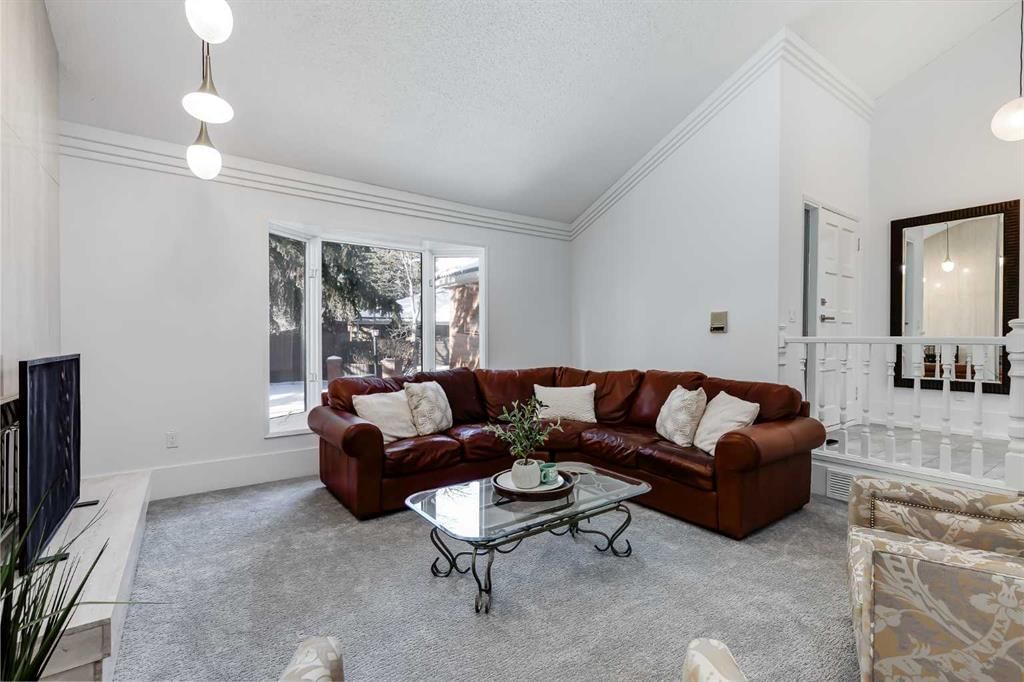 18, 35 Oakmount Court SW, Calgary — photo 5 of 49