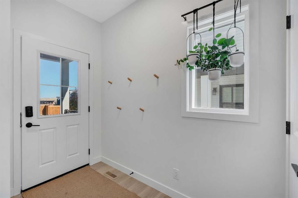 20 Edith Crescent NW, Calgary — photo 5 of 43