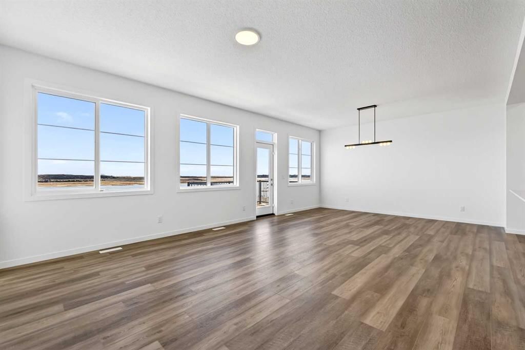 195 Corner Glen Crescent NE, Calgary — photo 5 of 19