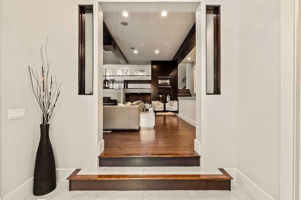 19 Sienna Ridge Bay SW, Calgary — photo 4 of 50