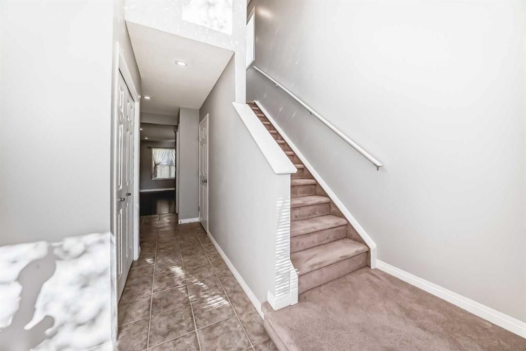 95 Hidden Creek Rise NW, Calgary — photo 4 of 44