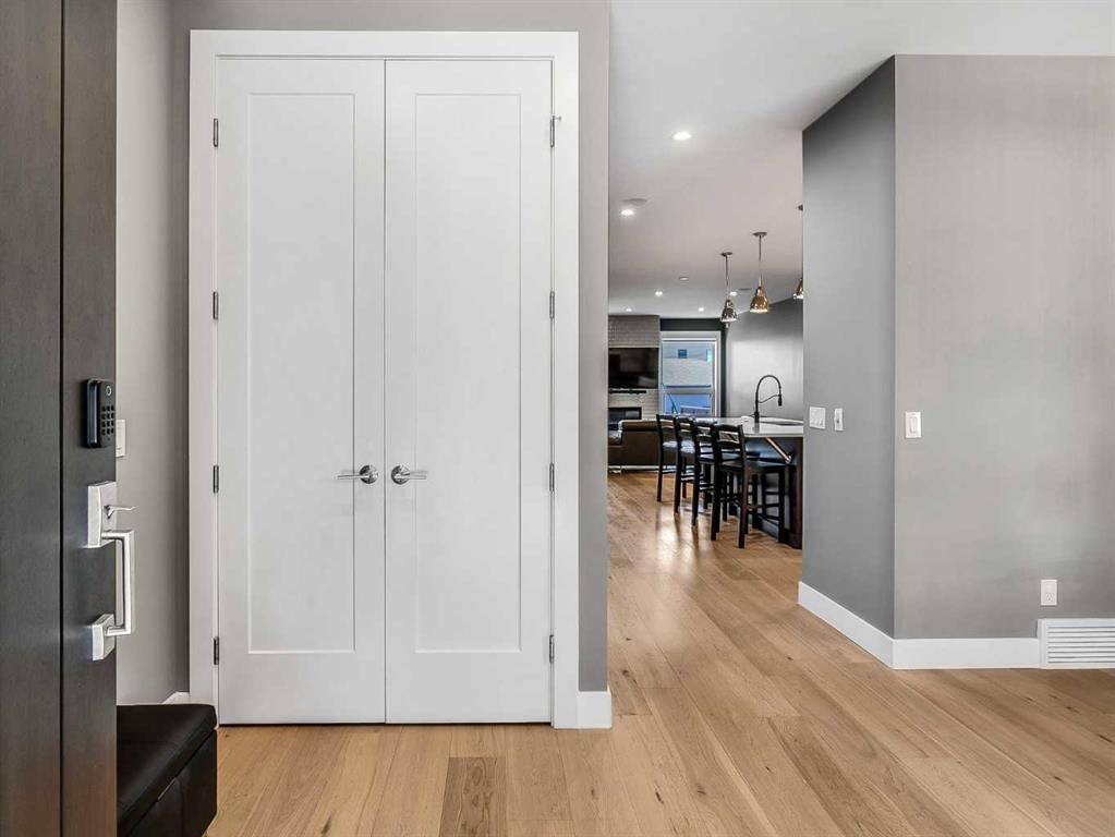 906 43 Street SW, Calgary — photo 3 of 31