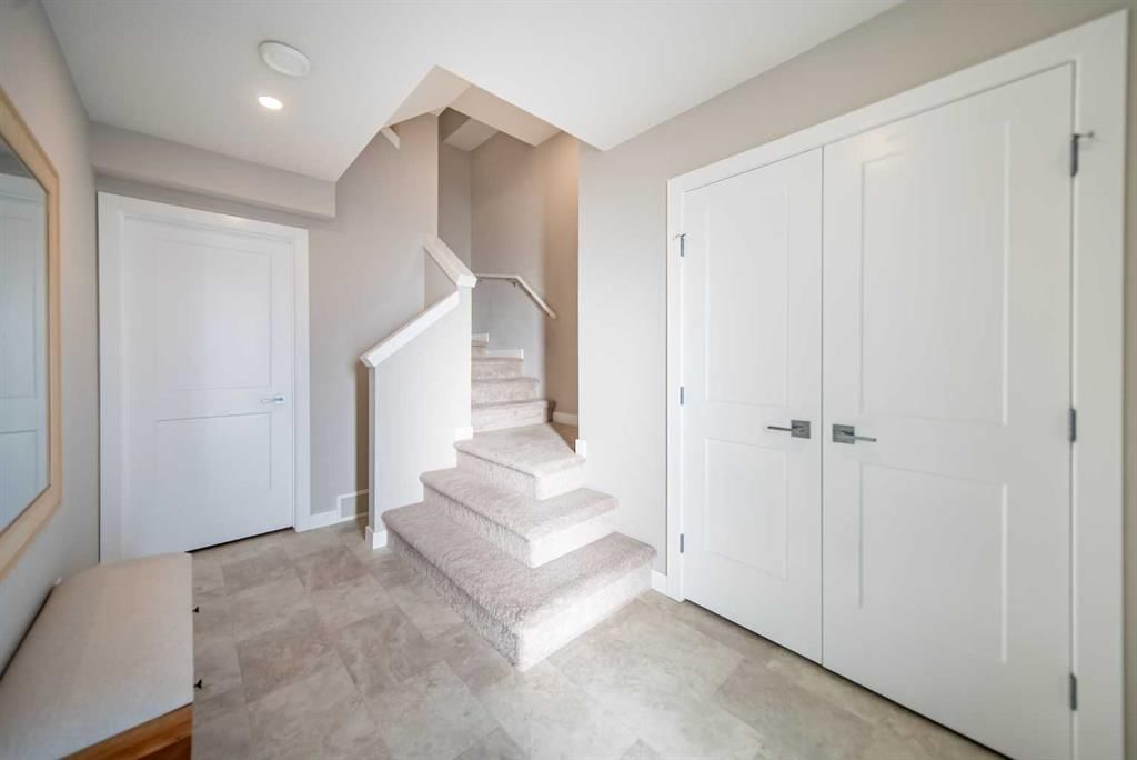 713 Crestridge Common SW, Calgary — photo 3 of 31