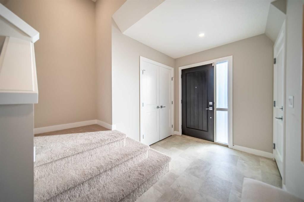 713 Crestridge Common SW, Calgary — photo 4 of 31