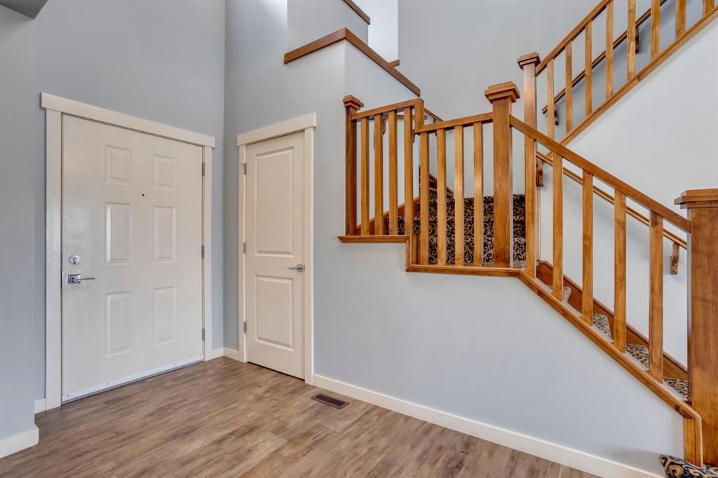 461 Discovery Ridge Boulevard SW, Calgary — photo 2 of 41