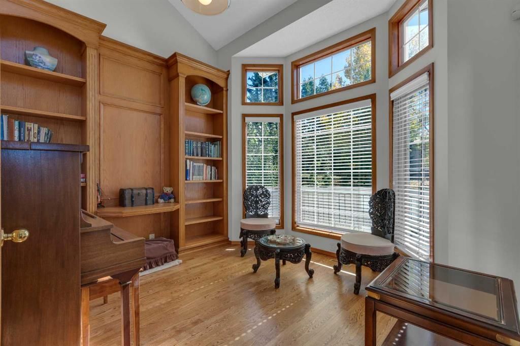 271 Mountain Park Drive SE, Calgary — photo 5 of 50