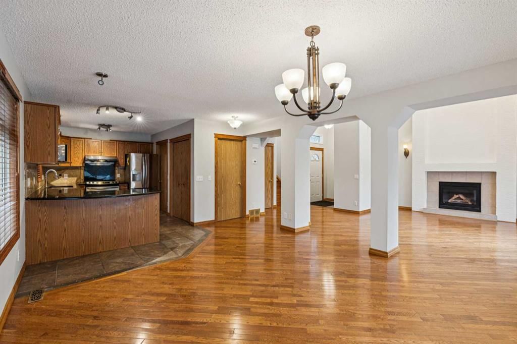 837 Applewood Drive SE, Calgary — photo 5 of 36