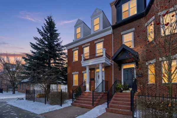 2405 Sorrel Mews SW, Calgary — main listing photo