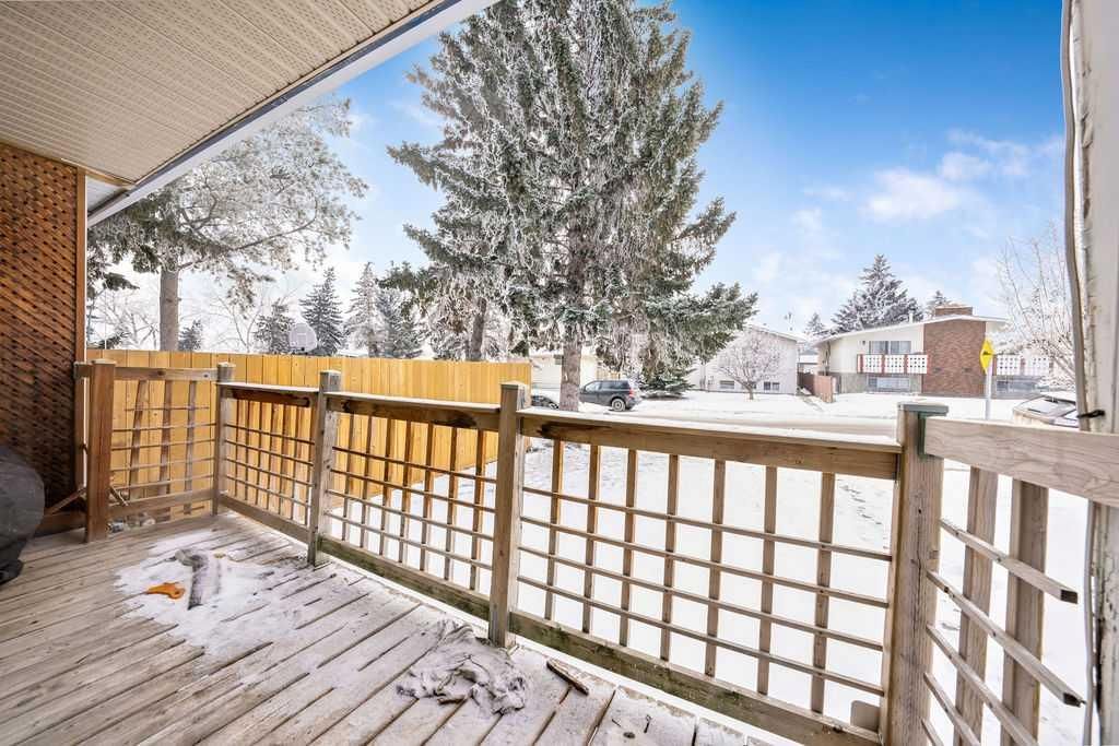 706 68 Avenue SW, Calgary — photo 3 of 26
