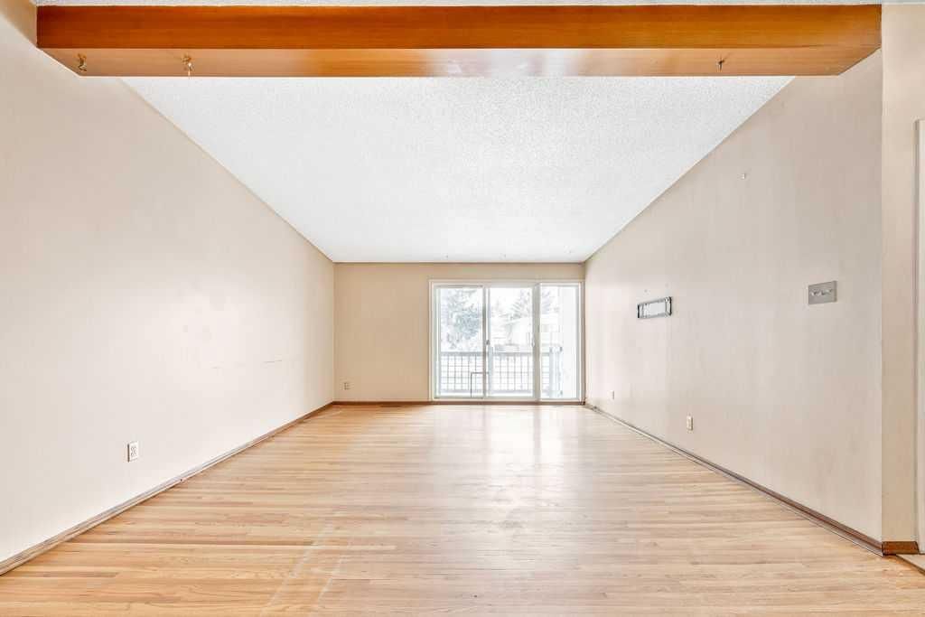 706 68 Avenue SW, Calgary — photo 5 of 26