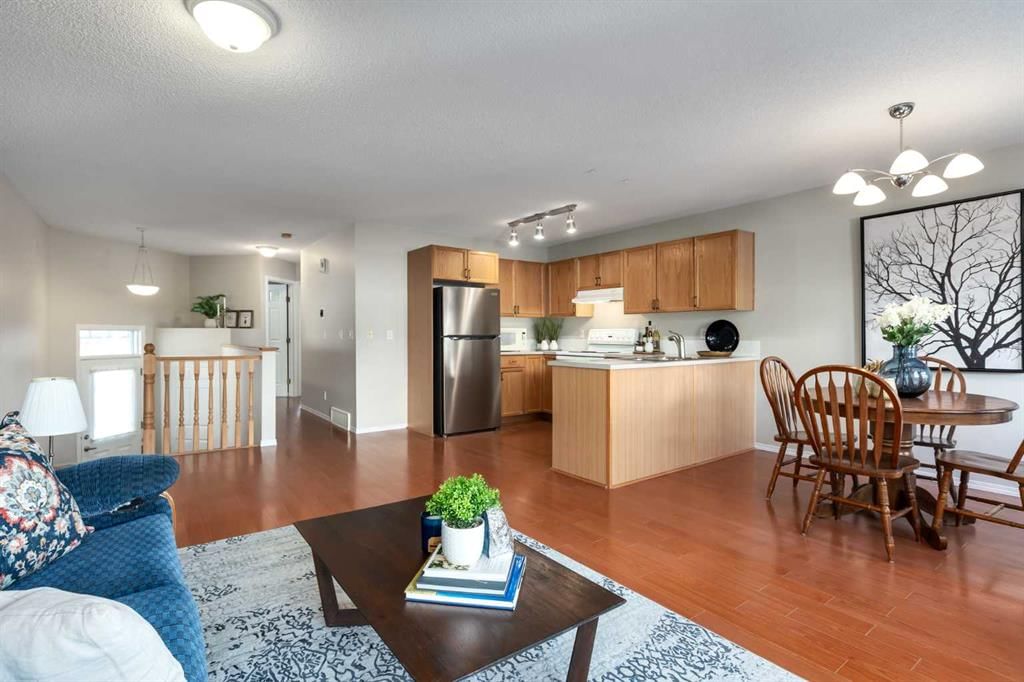 419 Coventry Road NE, Calgary — photo 2 of 27