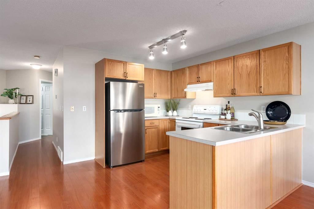 419 Coventry Road NE, Calgary — photo 5 of 27