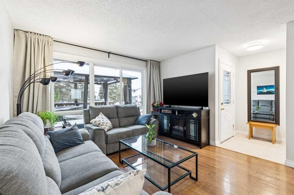 42 Cedarwood Hill SW, Calgary — photo 3 of 28
