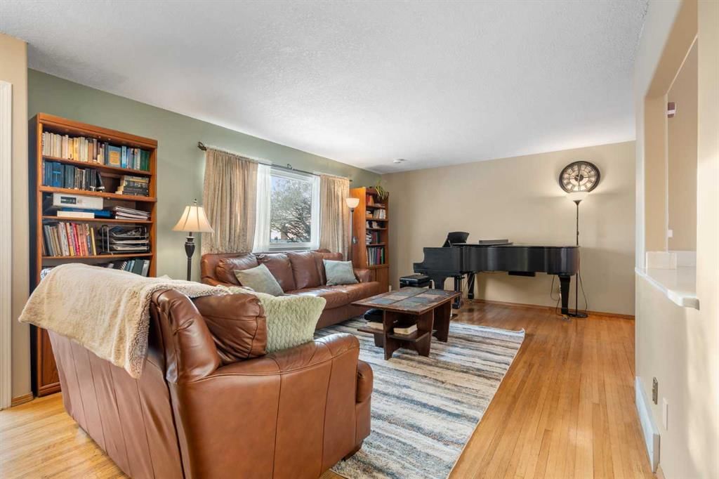 7819 Fairmount Drive SE, Calgary — photo 4 of 42