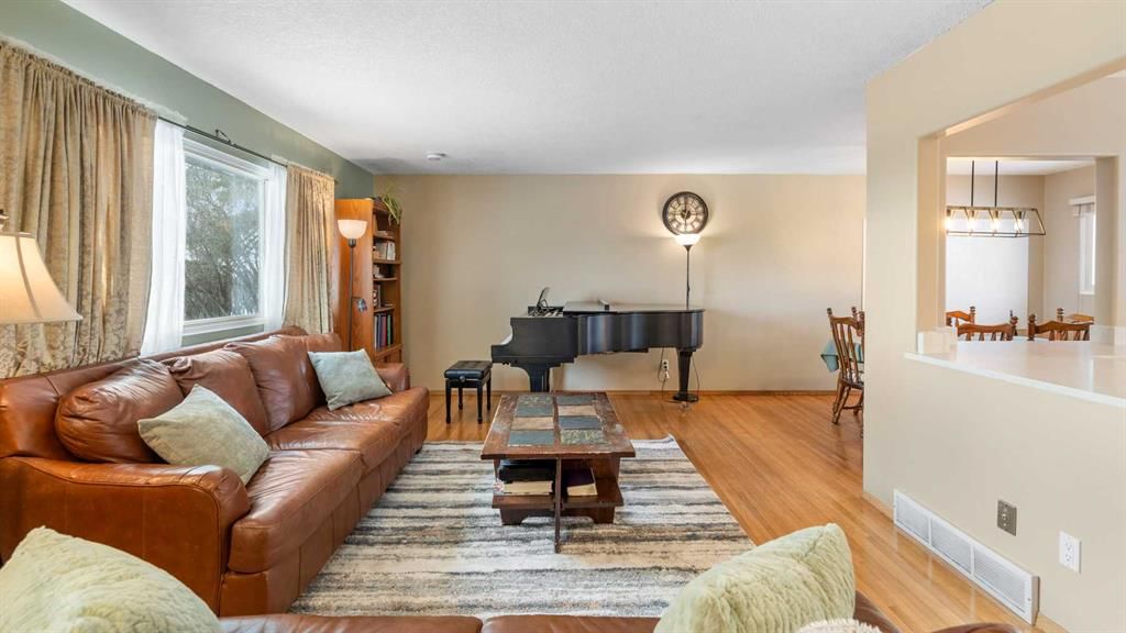 7819 Fairmount Drive SE, Calgary — photo 5 of 42