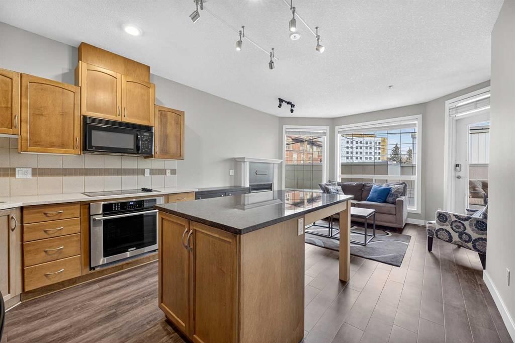 107, 3412 Parkdale Boulevard NW, Calgary — photo 4 of 23