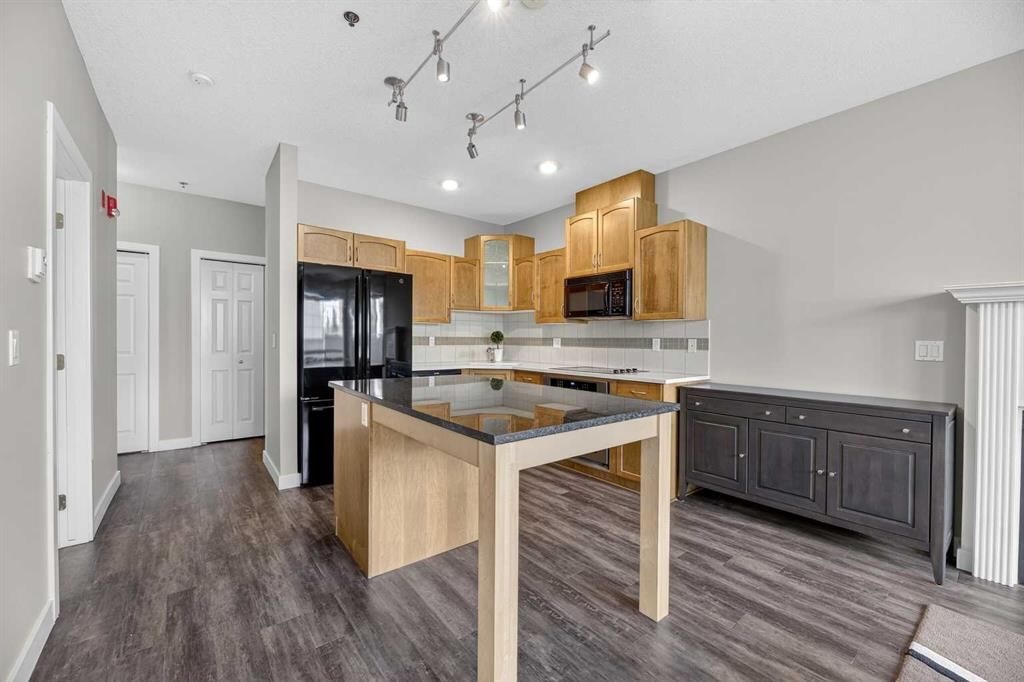 107, 3412 Parkdale Boulevard NW, Calgary — photo 5 of 23