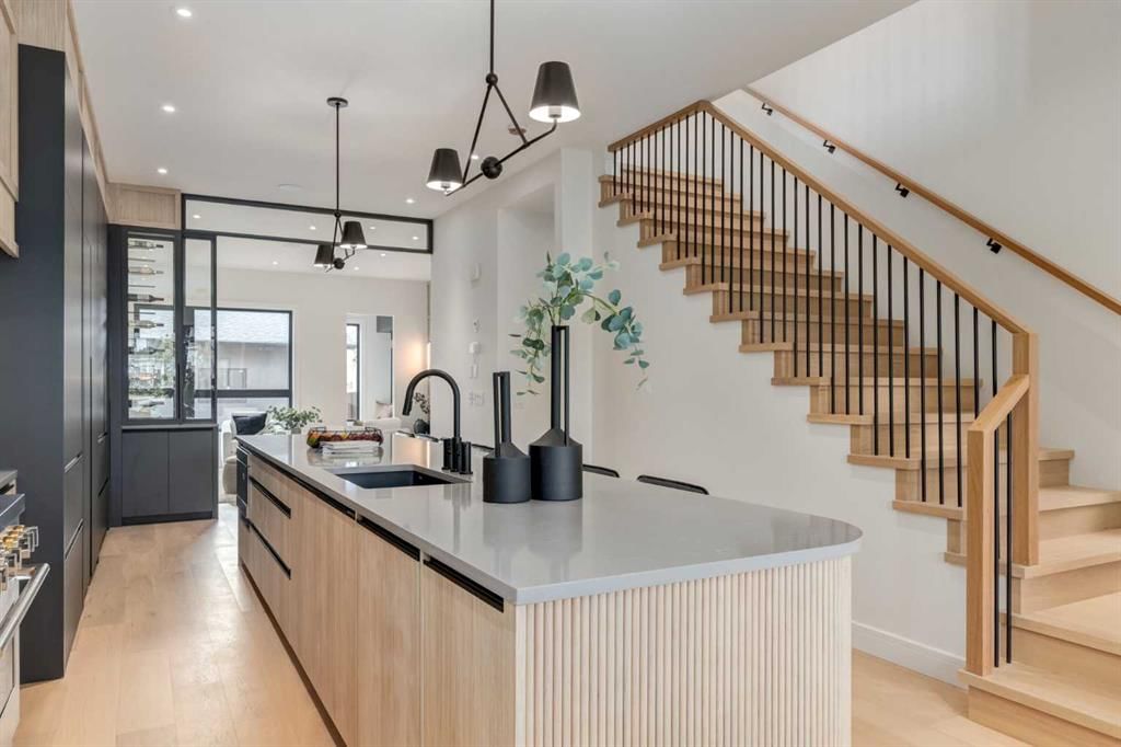 637 51 Avenue SW, Calgary — photo 5 of 43
