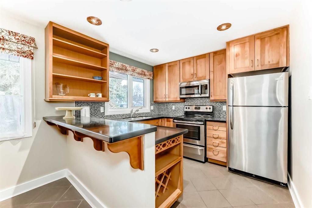 4803 Montana Drive NW, Calgary — photo 4 of 46