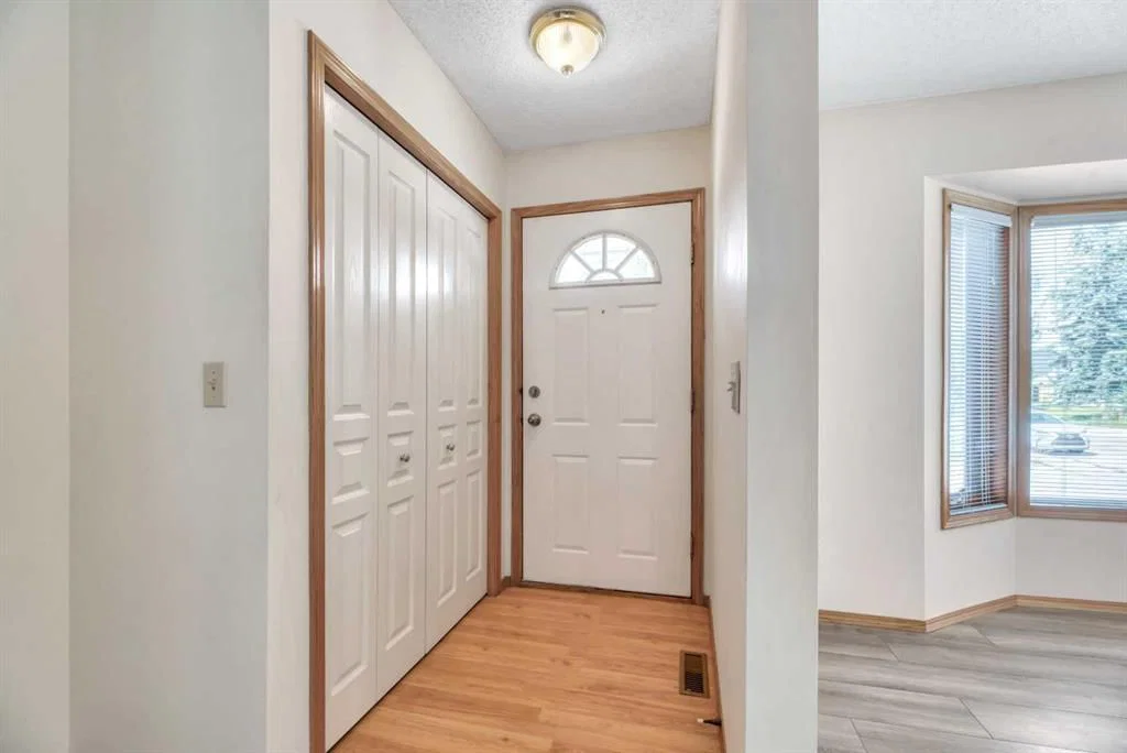 103 Riverglen Park SE, Calgary — photo 3 of 22
