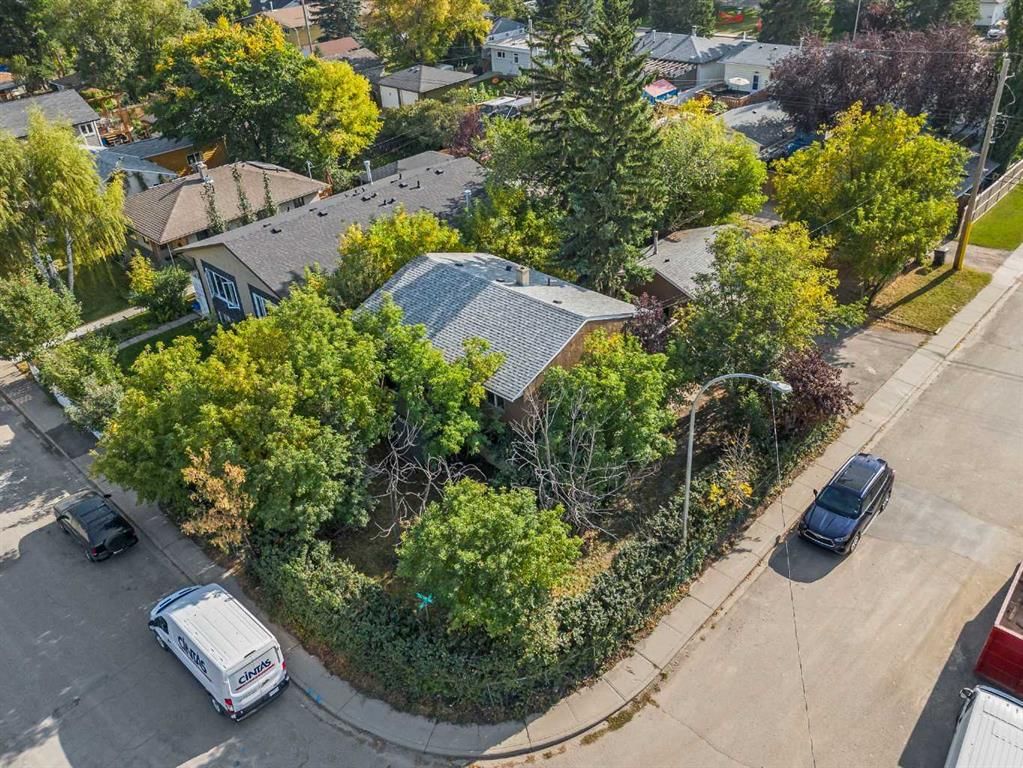 8039 36 Avenue NW, Calgary — photo 3 of 30