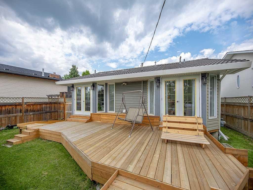 477 72 Avenue NE, Calgary — photo 4 of 47