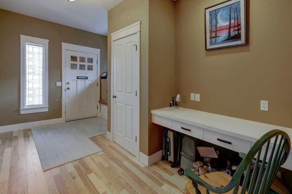 2511 18 Street NW, Calgary — photo 3 of 41