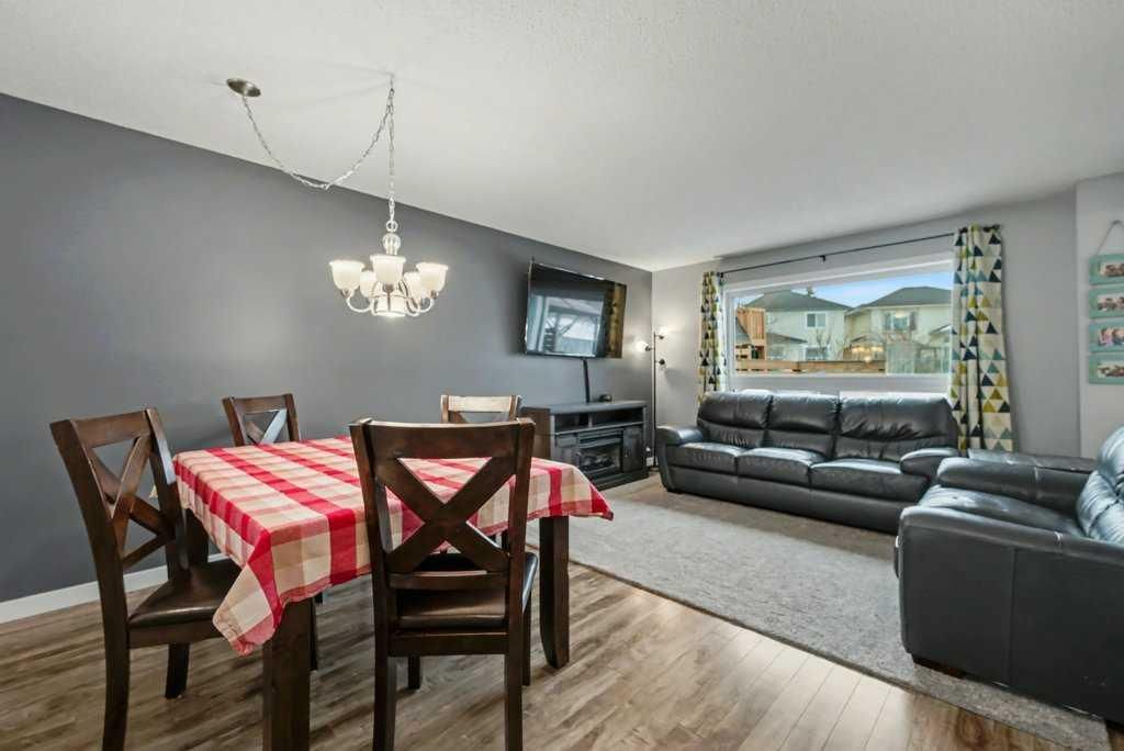 35 Somerglen Way SW, Calgary — photo 3 of 50