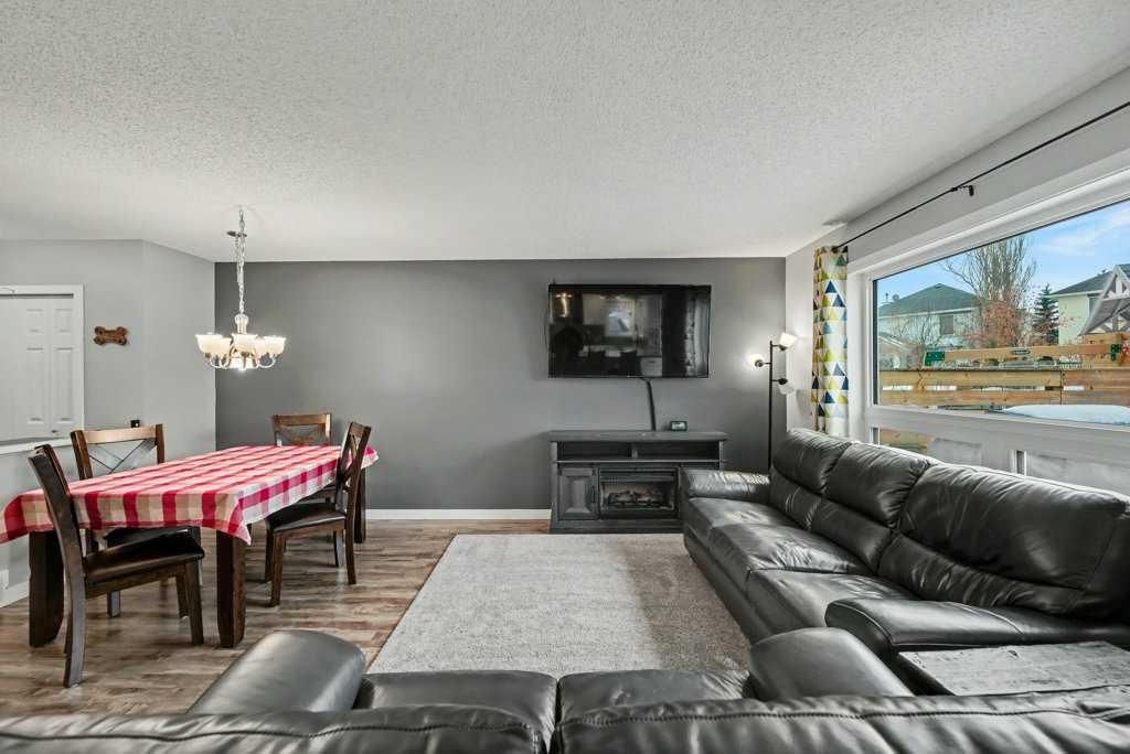 35 Somerglen Way SW, Calgary — photo 4 of 50