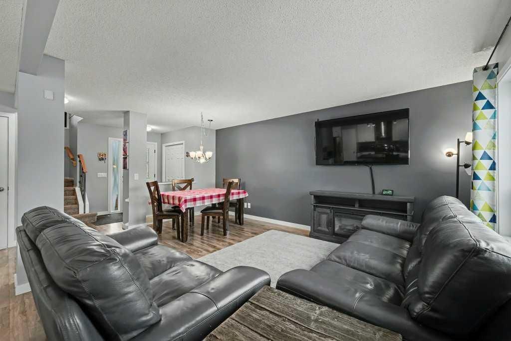 35 Somerglen Way SW, Calgary — photo 5 of 50