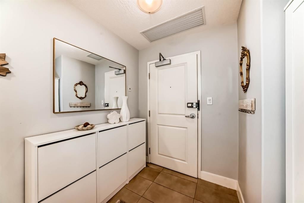 1907, 77 Spruce Place SW, Calgary — photo 4 of 47