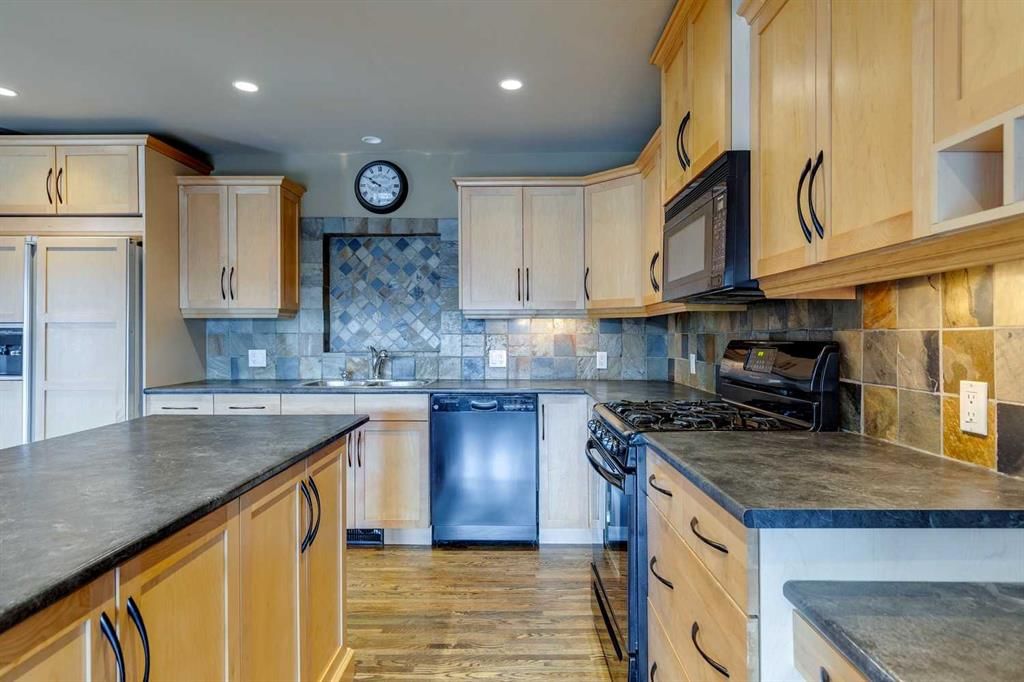 3140 46 Street SW, Calgary — photo 5 of 42