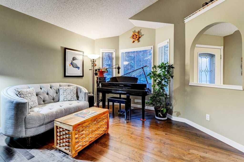 28 HAWKTREE Circle NW, Calgary — photo 2 of 41