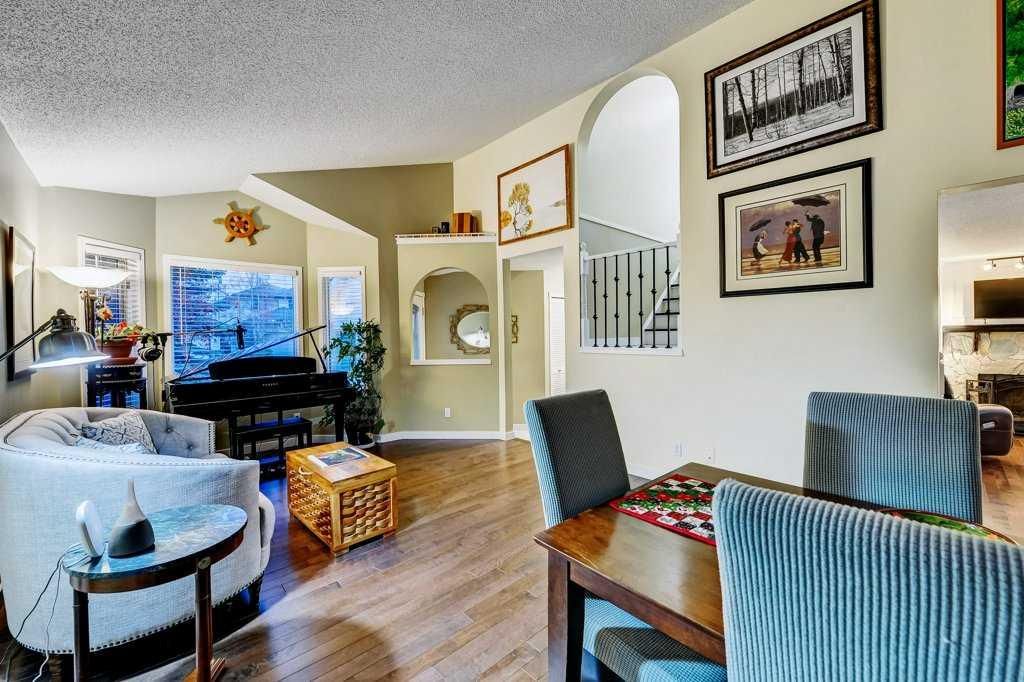28 HAWKTREE Circle NW, Calgary — photo 3 of 41