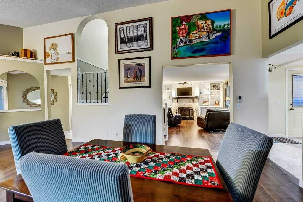28 HAWKTREE Circle NW, Calgary — photo 4 of 41
