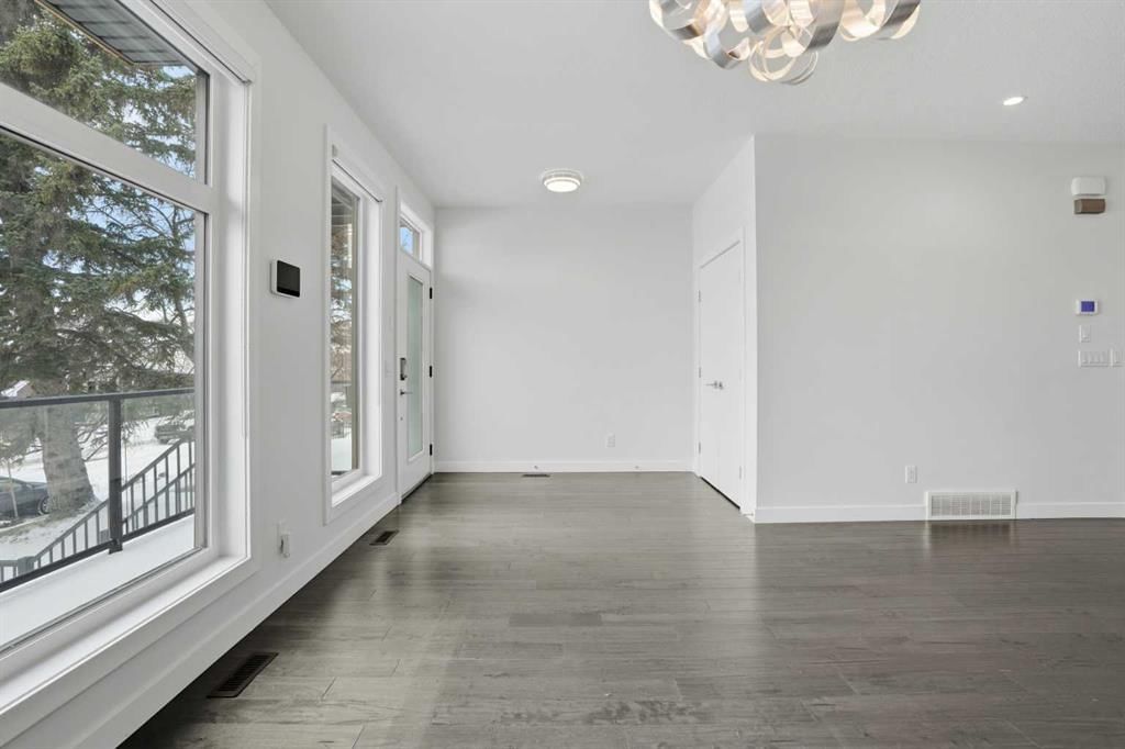 2312 Westmount Road NW, Calgary — photo 4 of 48