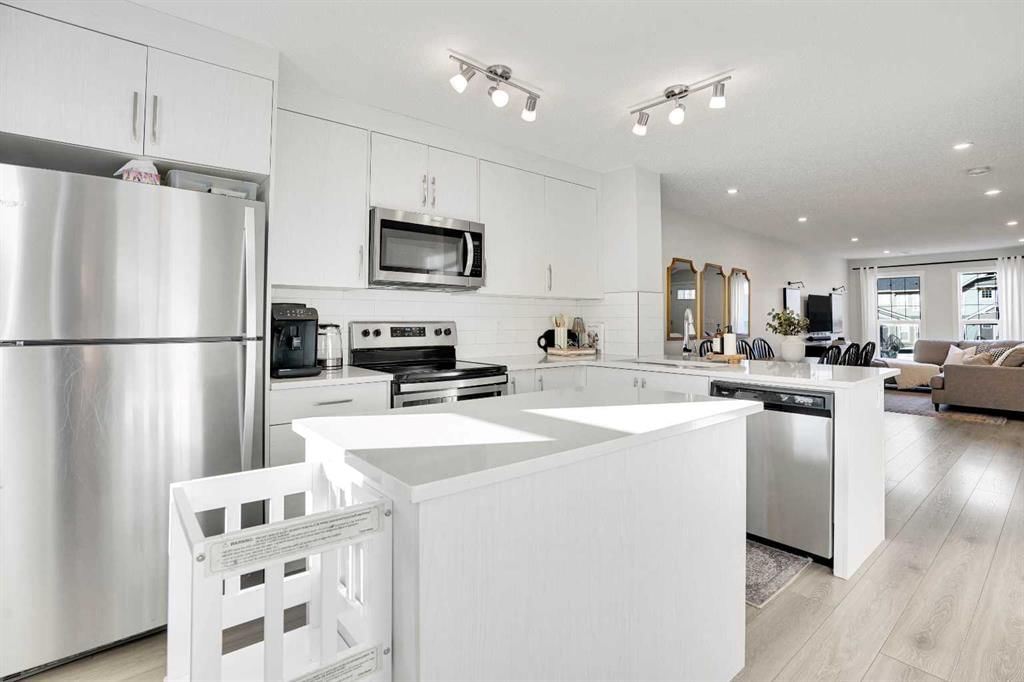 128 Cranbrook Square SE, Calgary — photo 2 of 49