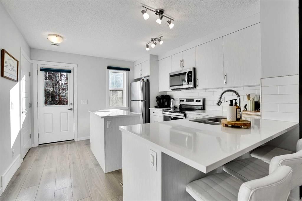 128 Cranbrook Square SE, Calgary — photo 3 of 49