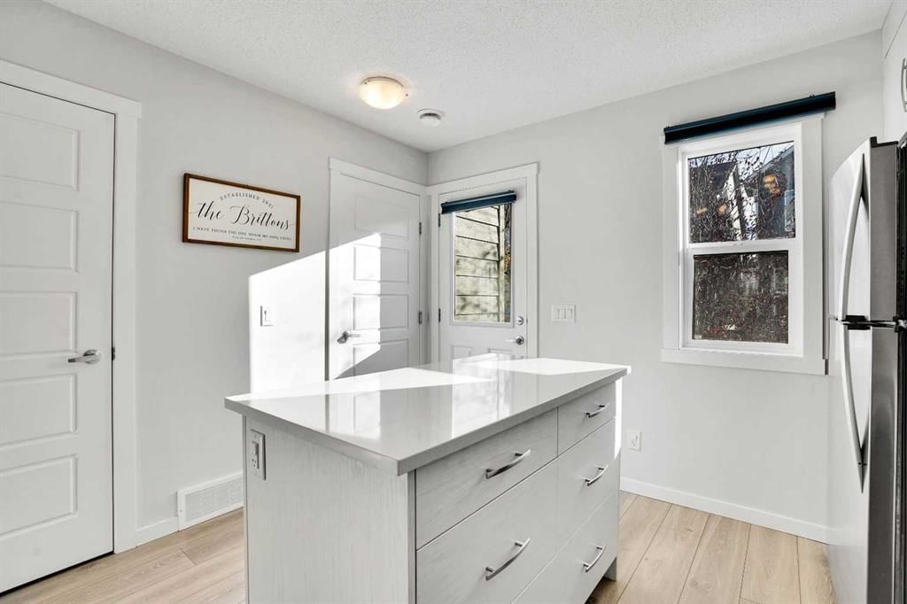 128 Cranbrook Square SE, Calgary — photo 4 of 49