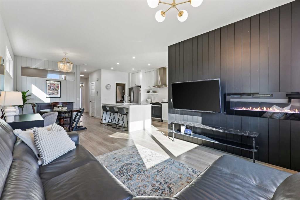 22 Wolf Creek Manor SE, Calgary — photo 3 of 47