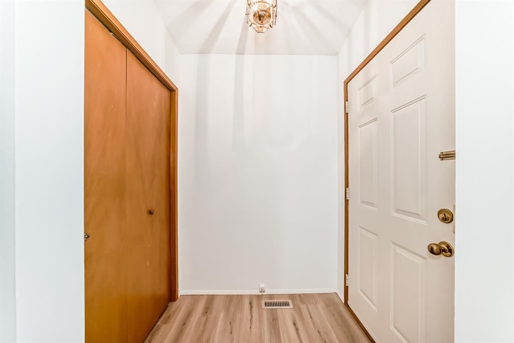 20 Cedardale Hill SW, Calgary — photo 3 of 50