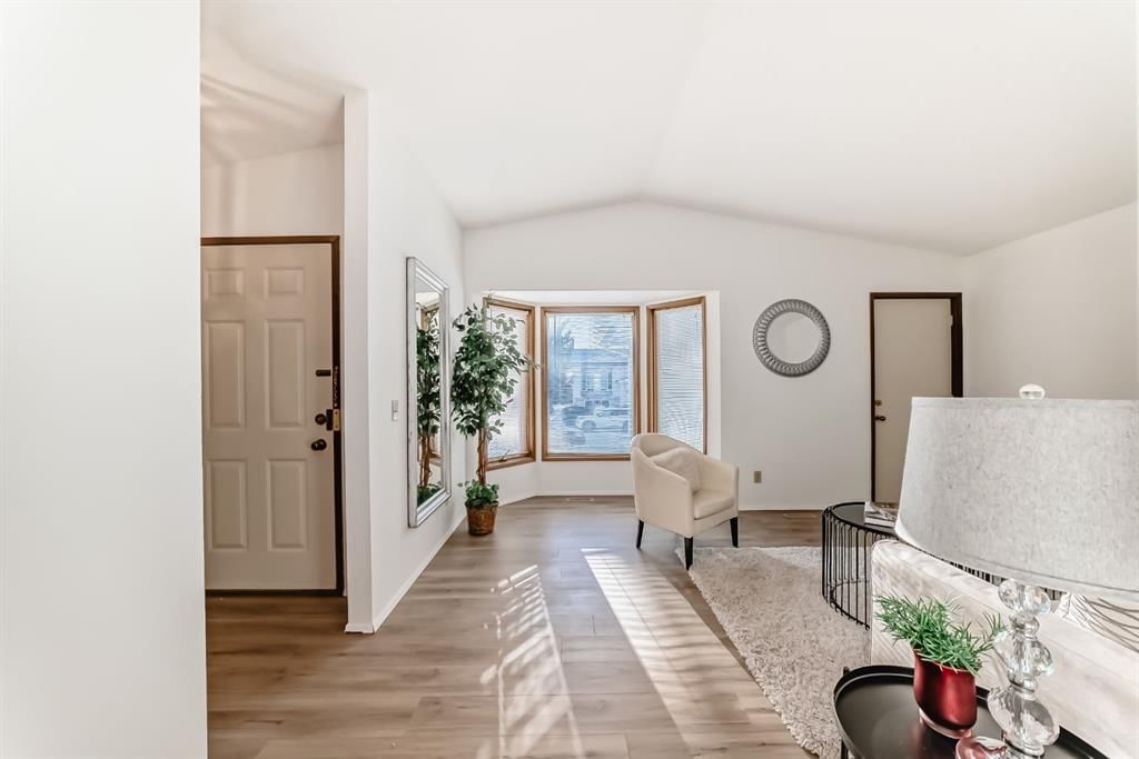 20 Cedardale Hill SW, Calgary — photo 4 of 50