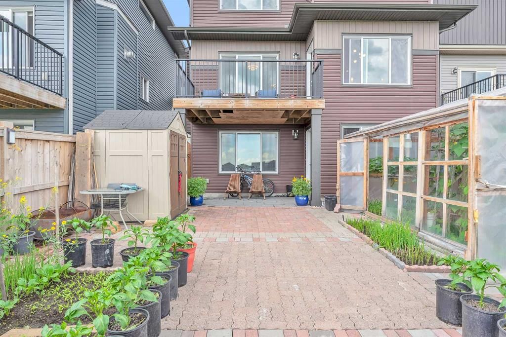 304 Corner Meadows Manor NE, Calgary — photo 4 of 47