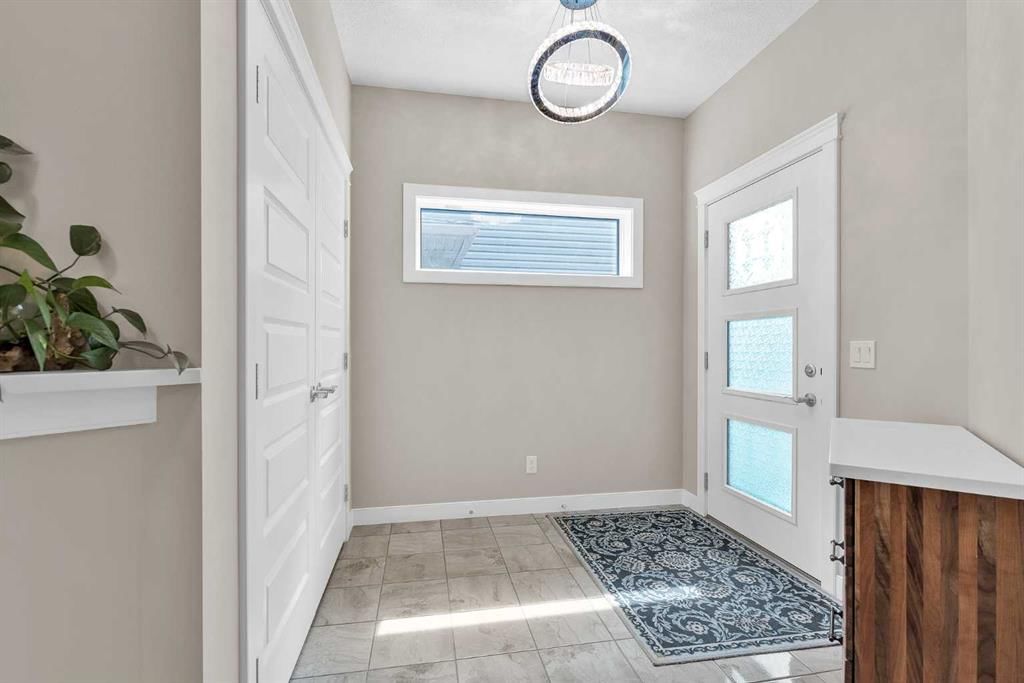 304 Corner Meadows Manor NE, Calgary — photo 5 of 47