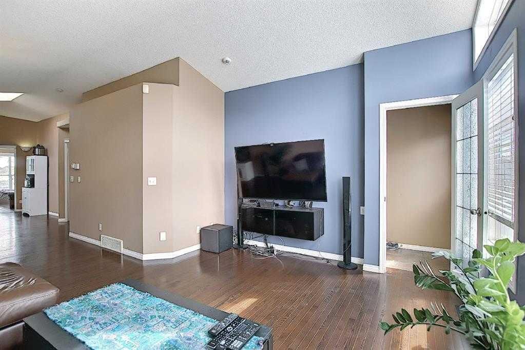 1 Prestwick Mount SE, Calgary — photo 3 of 34