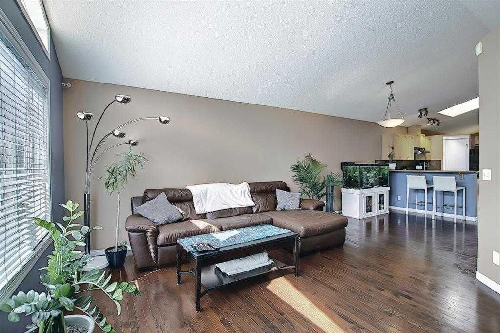1 Prestwick Mount SE, Calgary — photo 4 of 34