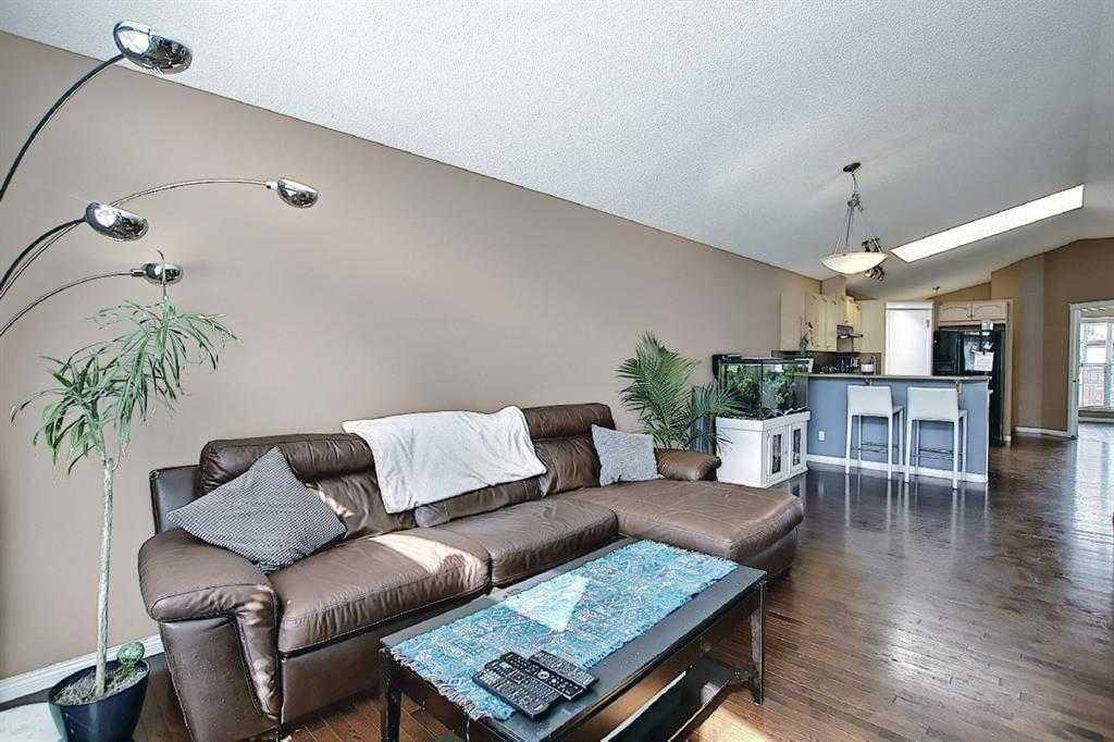 1 Prestwick Mount SE, Calgary — photo 5 of 34